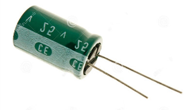 哪些因素會引起電機啟動電容器的電流異常？